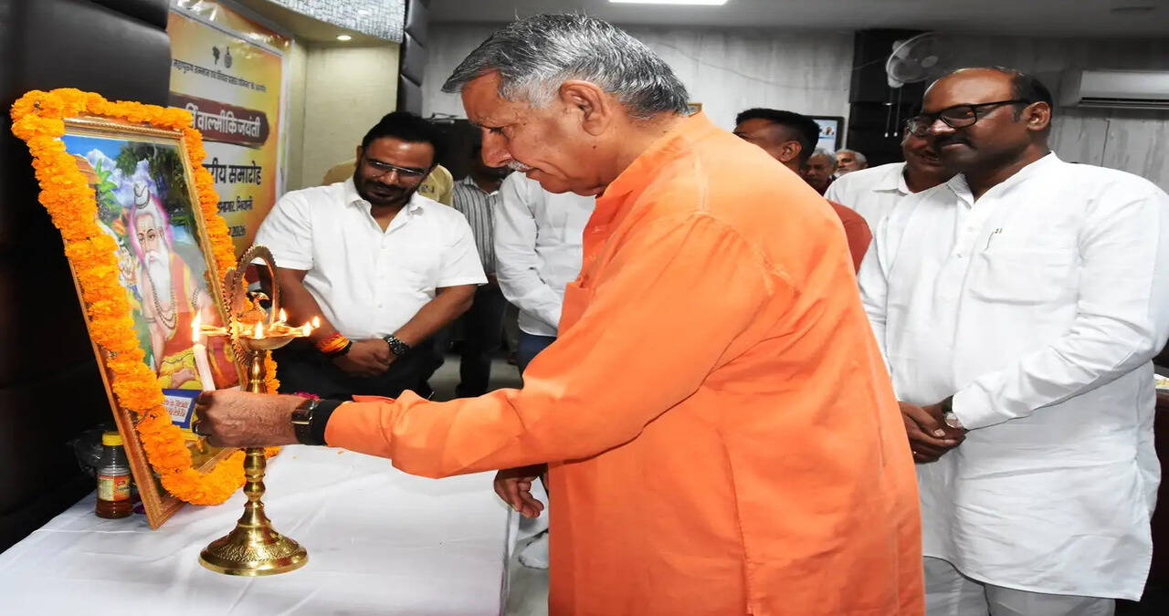 भगवान महर्षि वाल्मीकि के आदर्शों को जीवन में धारण करना चाहिए: सांसद चौ. धर्मबीर सिंह