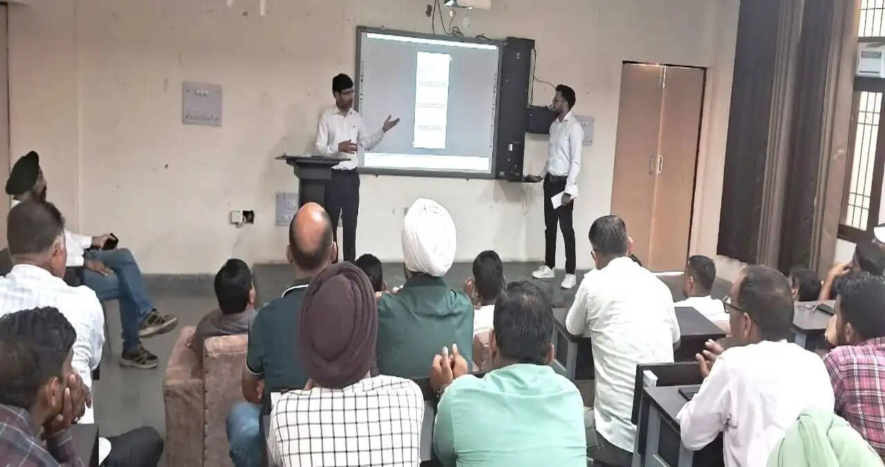 &nbsp;रानियां विधानसभा के बीएलओ को विशेष गहन पुनरीक्षण के दूसरे चरण का दिया गया प्रशिक्षण