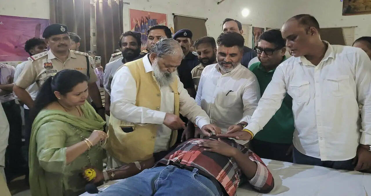 रक्तदान शिविर में ऊर्जा मंत्री अनिल विज ने सभी रक्तदाओं को अच्छी डाइट हेतु 1100-1100 रुपए स्वैच्छिक कोष से देने की घोषाणा की, बोले &ldquo;रक्तदान सबसे बड़ा महादान&rdquo;&rsquo;