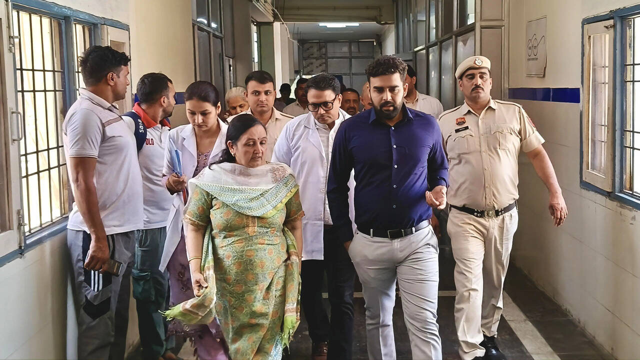 &nbsp;एसडीएम झज्जर रवि मीणा ने अधिकारियों के साथ किया जिला नागरिक अस्पताल का निरीक्षण,सुविधाओं का लिया जायजा
