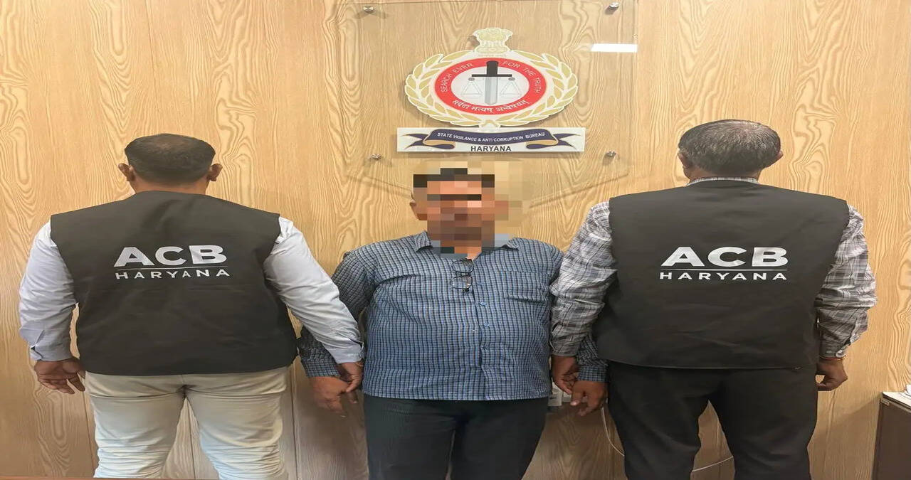 &nbsp;&nbsp;घर गिराने की कार्रवाई न करने के बदले 25 हजार रुपये की रिश्वत लेते बिल्डिंग इंस्पेक्टर गिरफ्तार