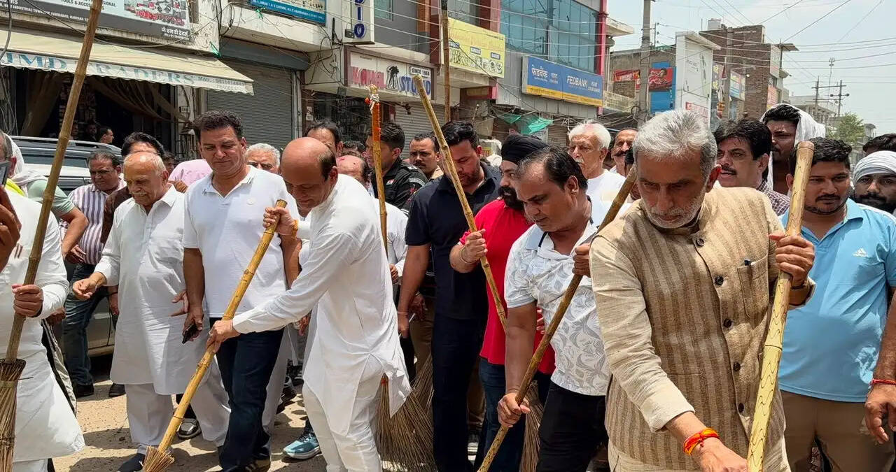 केंद्र सरकार के&nbsp;12&nbsp;गौरवशाली वर्षों के उपलक्ष्य में आयोजित हुआ स्वच्छता एवं वृक्षारोपण कार्यक्रम