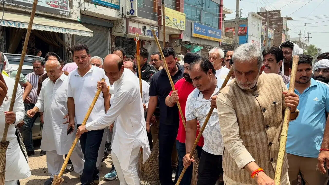 केंद्र सरकार के&nbsp;12&nbsp;गौरवशाली वर्षों के उपलक्ष्य में आयोजित हुआ स्वच्छता एवं वृक्षारोपण कार्यक्रम