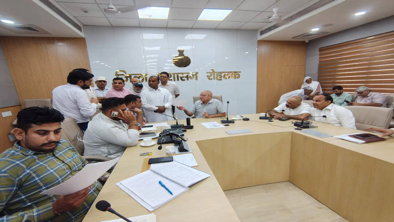 अधिकारी सकारात्मक दृष्टिकोण रखते हुए नागरिकों की समस्याओं का करें समयबद्ध निपटारा- उपायुक्त सचिन गुप्ता