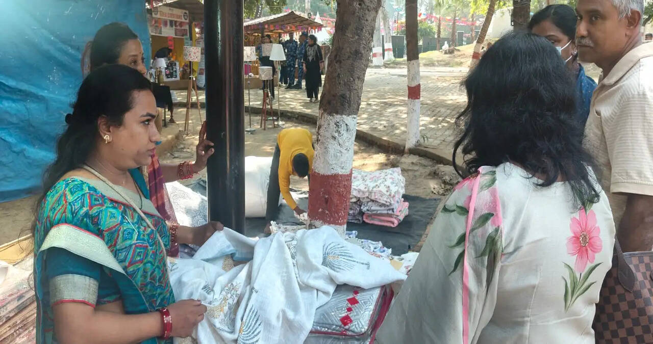 तृतीय सूरजकुंड दिवाली मेले में पर्यटकों की पसंद बनी गुजरात की बेडशीट और रजाई