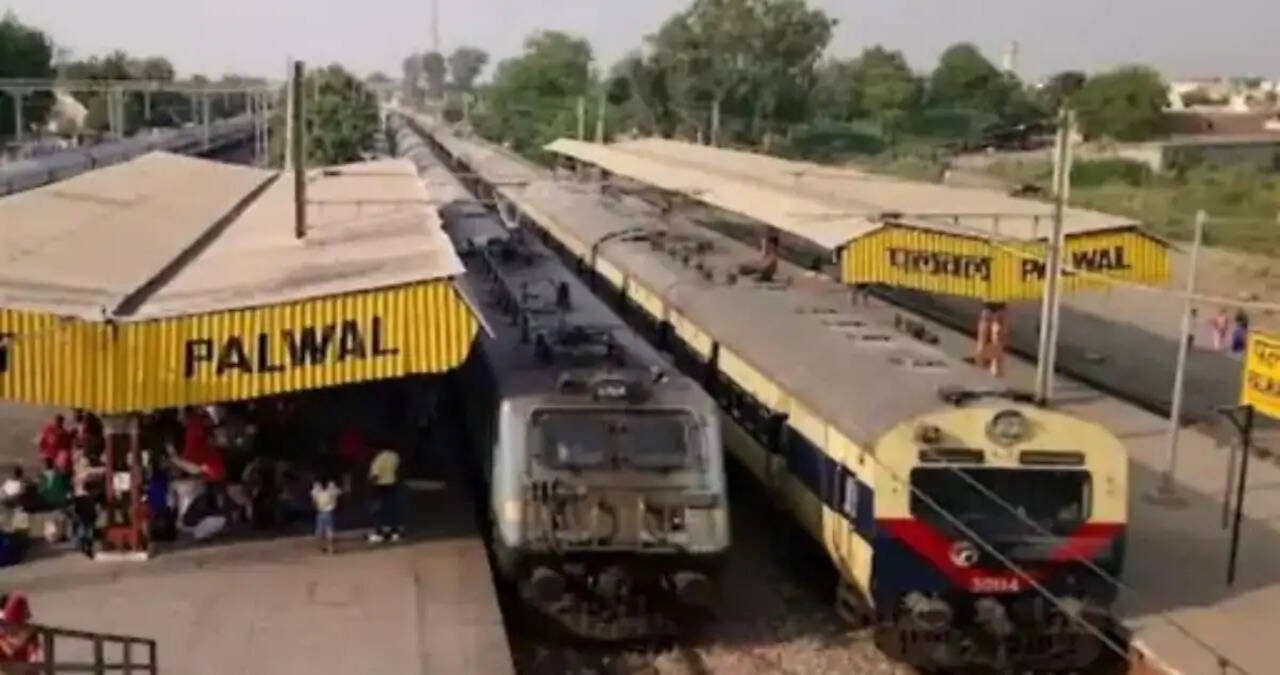 पलवल-दिल्ली के बीच 8 लोकल ट्रेनें रद्द:15 अक्टूबर तक रहेंगी बंद; फरीदाबाद स्टेशन पर चल रहा काम
