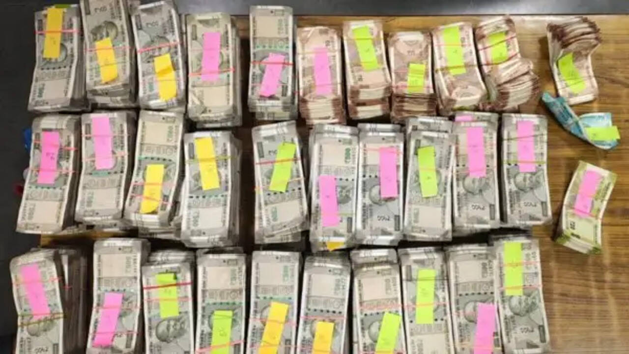 हेड कांस्टेबल के दफ्तर में मिले 50 लाख रुपये, 2 लाख रुपये की रिश्वत लेते किया था अरेस्ट