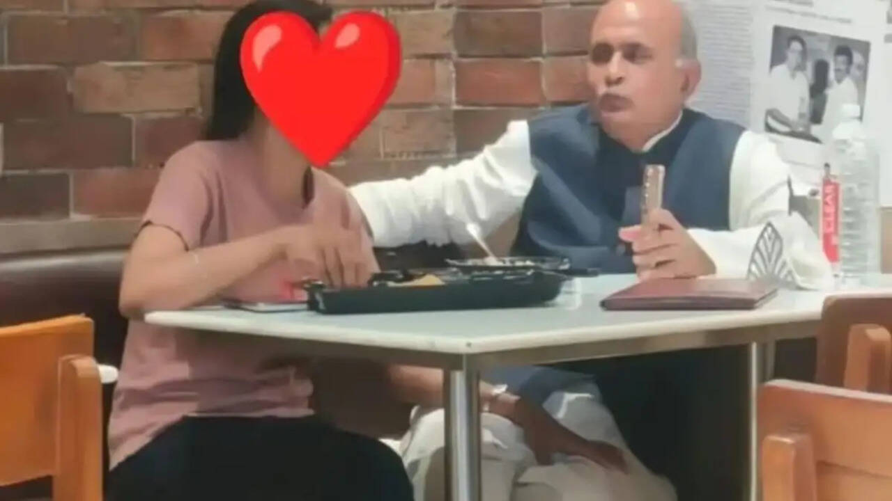 &nbsp;Teacher Student Viral Video: छात्रा संग रोमांटिक हुए प्रोफेसर, सोशल मीडिया पर वीडियो वायरल