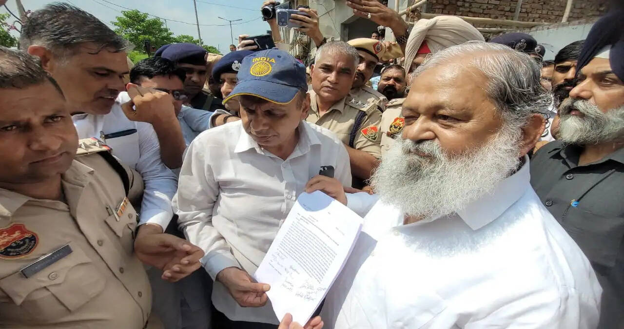 प्रदर्शन कर रहे रोडवेज कर्मचारियों के बीच स्वयं ज्ञापन लेने पहुंचे परिवहन मंत्री अनिल विज*&nbsp;