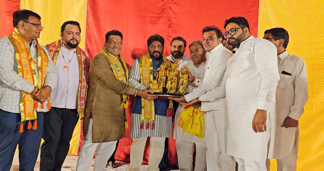 &nbsp;श्री विष्णु क्लब की रामलीला का भव्य एवं दिव्य शुभारंभ: गोपाल कांडा व गोबिंद कांडा ने की शुरुआत, 5 लाख रुपये का दिया सहयोग