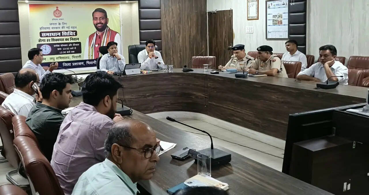 - अवैध निर्माण पर सख्ती से कार्रवाई करें: डीसी साहिल गुप्ता - टास्क फोर्स कमेटी की बैठक में डिमोलिशन ड्राइव की हुई समीक्षा भिवानी, 7 अक्टूबर। लघु सचिवालय स्थित डीआरडीए हॉल में बुधवार को डीसी साहिल गुप्ता की अध्यक्षता में जिला टास्क फोर्स कमेटी की बैठक आयोजित हुई। बैठक में डीसी ने अधिकारियों को निर्देश दिए कि नियंत्रित एवं शहरी क्षेत्रों में अवैध कॉलोनियों और अनाधिकृत निर्माण पर लगातार निगरानी रखते हुए नियमानुसार सख्त कार्रवाई की जाए। उन्होंने कहा कि अवैध निर्माण हटाने के दौरान पर्याप्त पुलिस बल, ड्यूटी मजिस्ट्रेट तथा संबंधित विभागों के कर्मचारियों की उपलब्धता सुनिश्चित की जाए, ताकि कार्रवाई प्रभावी ढंग से पूरी हो सके। उन्होंने बिजली विभाग को अनाधिकृत कॉलोनी क्षेत्र में बिजली कनेक्शन नहीं देने के निर्देश दिए। उन्होंने बताया कि एक जुलाई से 30 सितंबर 2026 तक जिले में अनधिकृत कॉलोनियों के खिलाफ 11 डिमोलिशन ड्राइव चलाए गए। इस दौरान 11 अनाधिकृत कॉलोनियों को ध्वस्त कर 65.5 एकड़ क्षेत्र को मुक्त कराया गया, जबकि एक अनाधिकृत संरचना को भी ध्वस्त किया गया। बैठक में सीटीएम अनिल कुमार, डीडीपीओ सोमबीर कादयान, जिला नगर योजनाकार जयदीप खरब सहित संबंधित विभागों के अन्य अधिकारी मौजूद रहे।