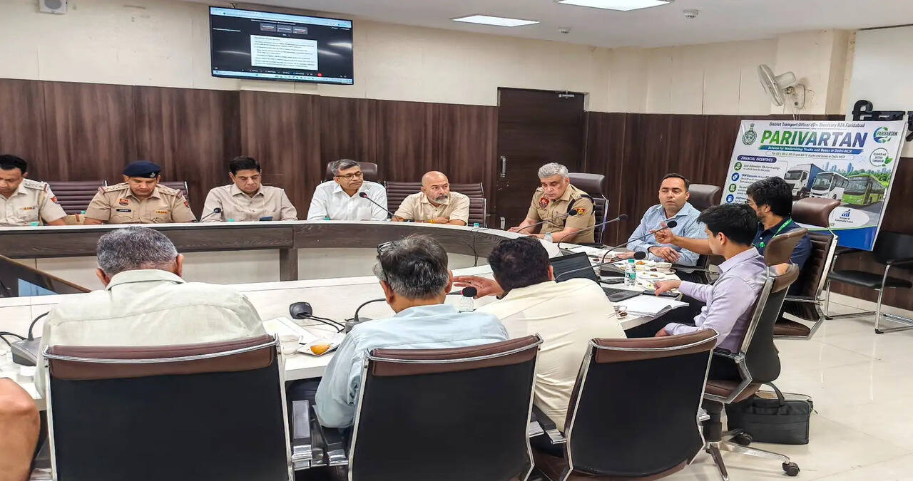 परिवर्तन योजना के सुगम एवं प्रभावी क्रियान्वयन को लेकर लघु सचिवालय में समीक्षा बैठक आयोजित
