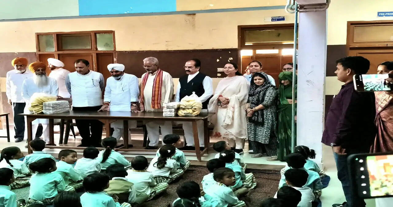&nbsp;विशेष बच्चों को फल व बिस्किट वितरित
