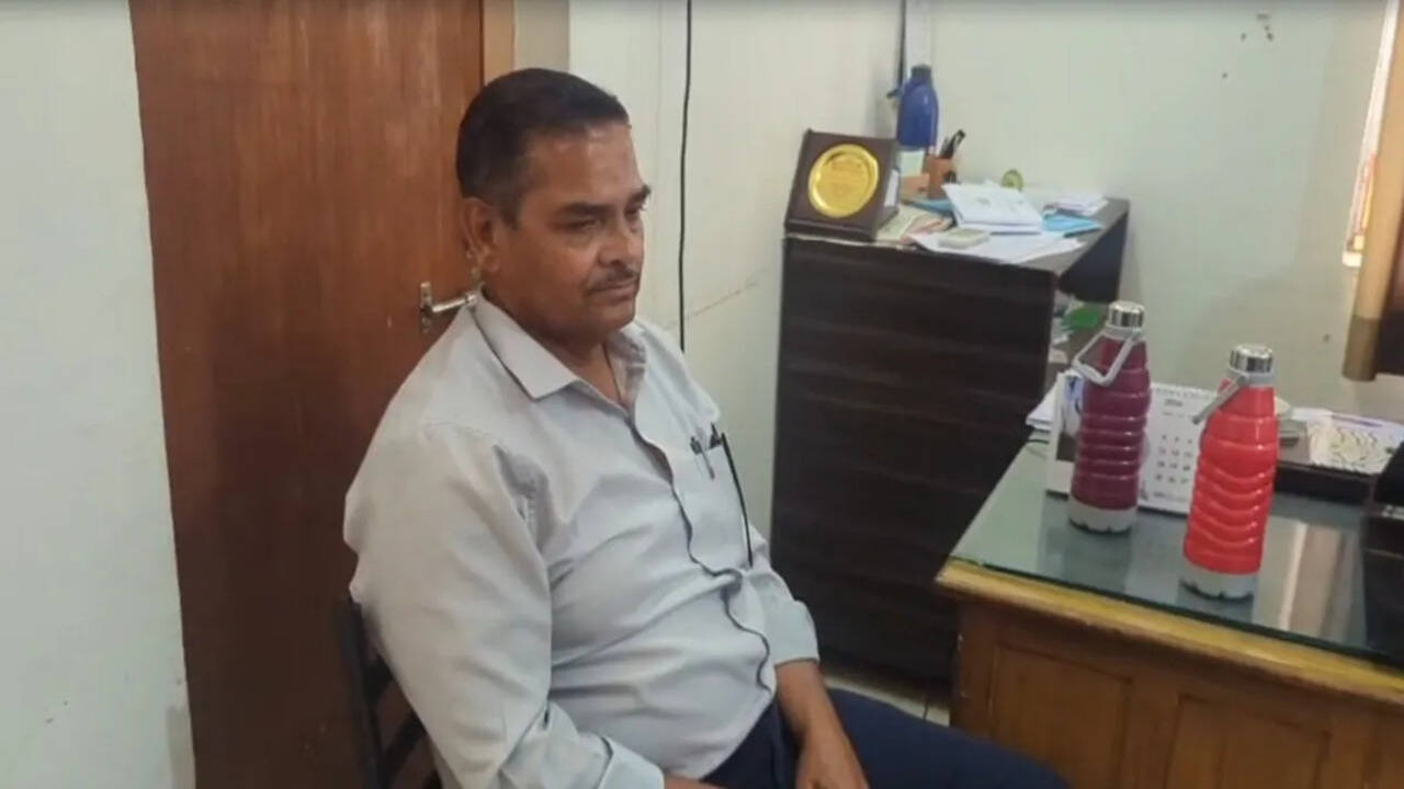 &nbsp;ज्वाइट डायरेक्टर रिश्वत लेते गिरफ्तार, 8 हजार की रिश्वत लेते एसीबी ने पकड़ा