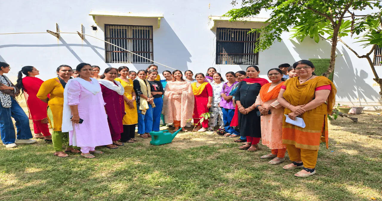 वैश्य कॉलेज ऑफ एजुकेशन रोहतक में पौधारोपण कार्यक्रम का आयोजन