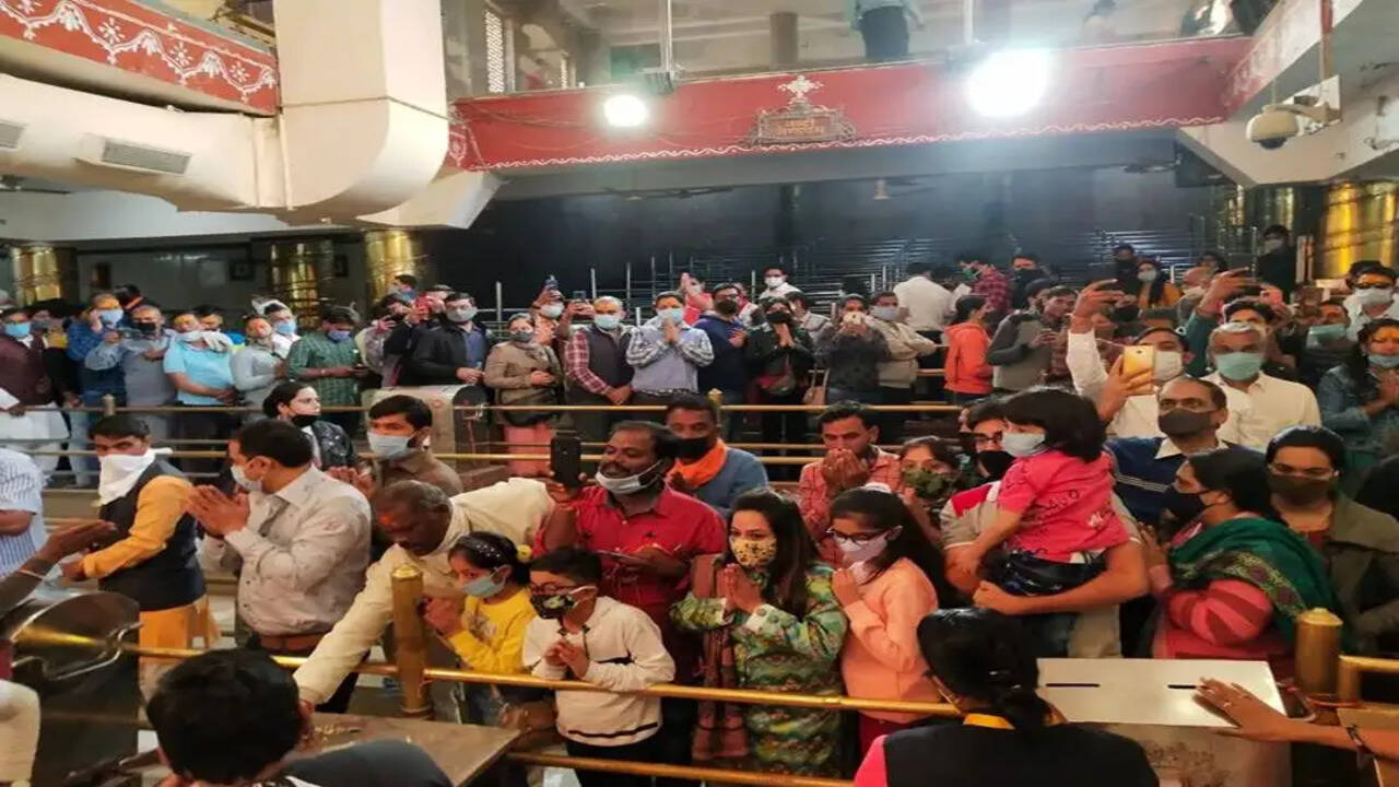 आस्था का बाज़ारीकरण: वीआईपी दर्शन और आम श्रद्धालु की उपेक्षा पर एक गंभीर सवाल