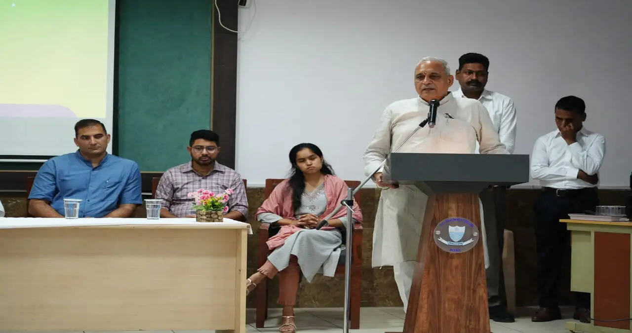 हिसार में भव्य रोज़गार मेले का आयोजन: लोक निर्माण मंत्री रणबीर सिंह गंगवा ने किया उद्घाटन,&nbsp;युवाओं को मिली सीधी भर्ती की राह