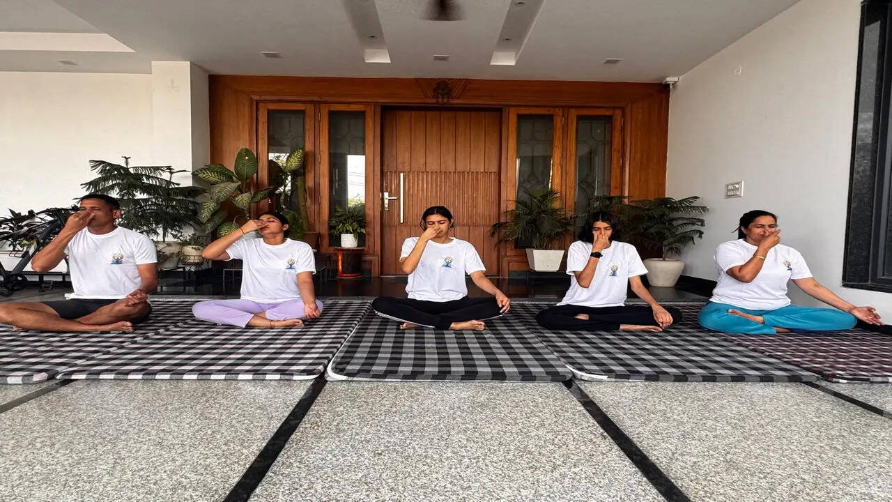 12वें अंतरराष्ट्रीय योग दिवस की थीम &lsquo;स्वस्थ वृद्ध अवस्था के लिए योग&rsquo;, आयुष विभाग ने बताए नियमित योग के लाभ*