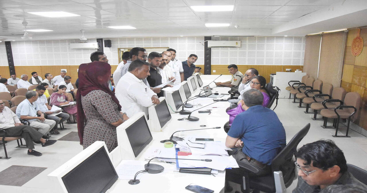 समाधान शिविर में अतिरिक्त उपायुक्त शालिनी चेतल ने सुनीं लोगों की समस्याएं, विभागों को संबंधित आवेदनों पर समयबद्ध एवं प्रभावी समाधान केसमाधान शिविर में अतिरिक्त उपायुक्त शालिनी चेतल ने सुनीं लोगों की समस्याएं, विभागों को संबंधित आवेदनों पर समयबद्ध एवं प्रभावी समाधान के दिए निर्देश दिए निर्देश