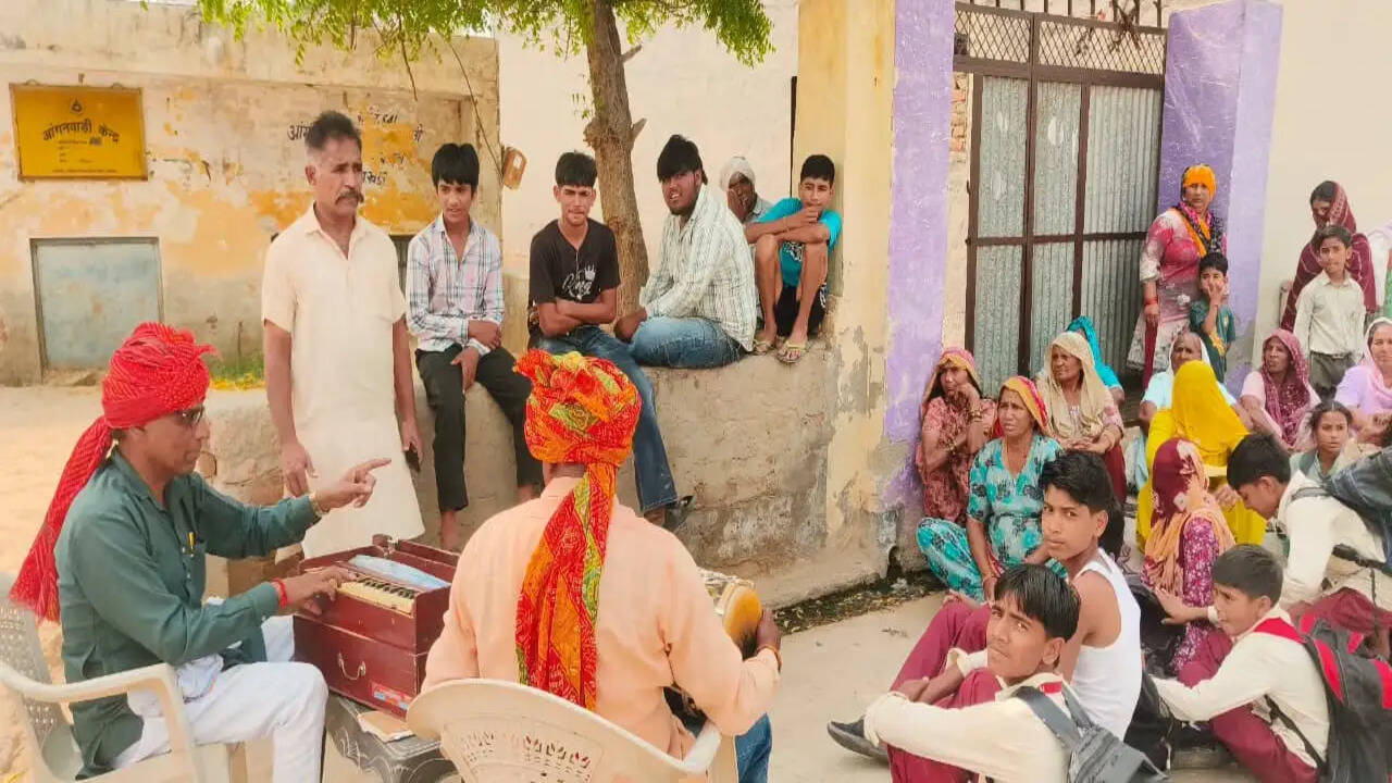 विभागीय कलाकारों ने महिला सशक्तिकरण आधारित योजनाओं बारे किया जागरूक