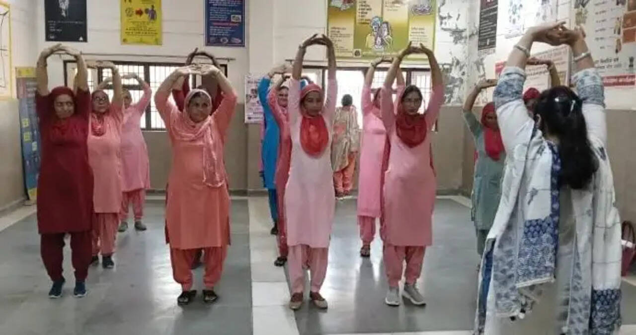 &nbsp;नुक्कड़ नाटकों से स्वच्छता और घर पर खाद बनाने के लिए किया जागरूक