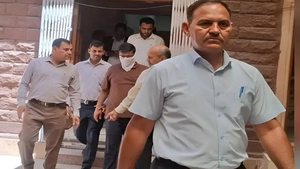 &nbsp;CBI Raid: 50 हजार की रिश्वत लेते आर्मी इंजीनियर गिरफ्तार, 3 साल की नौकरी में डेढ़ करोड़ का बंगला, 30 लाख की लग्जरी गाड़ी और कैश बरामद