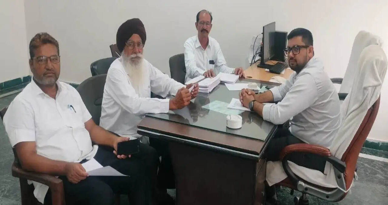 रानियां विधानसभा क्षेत्र में मतदाता सूची के विशेष गहन पुनरीक्षण को लेकर राजनीतिक दलों के प्रतिनिधियों की बैठक आयोजित
