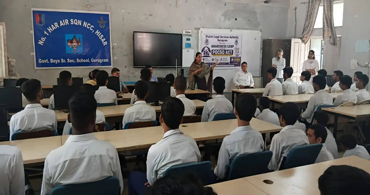 डीएलएसए गुरुग्राम द्वारा गवर्नमेंट बॉयज सीनियर सेकेंडरी स्कूल सिविल लाइंस में पॉक्सो अधिनियम पर विधिक जागरूकता शिविर आयोजित