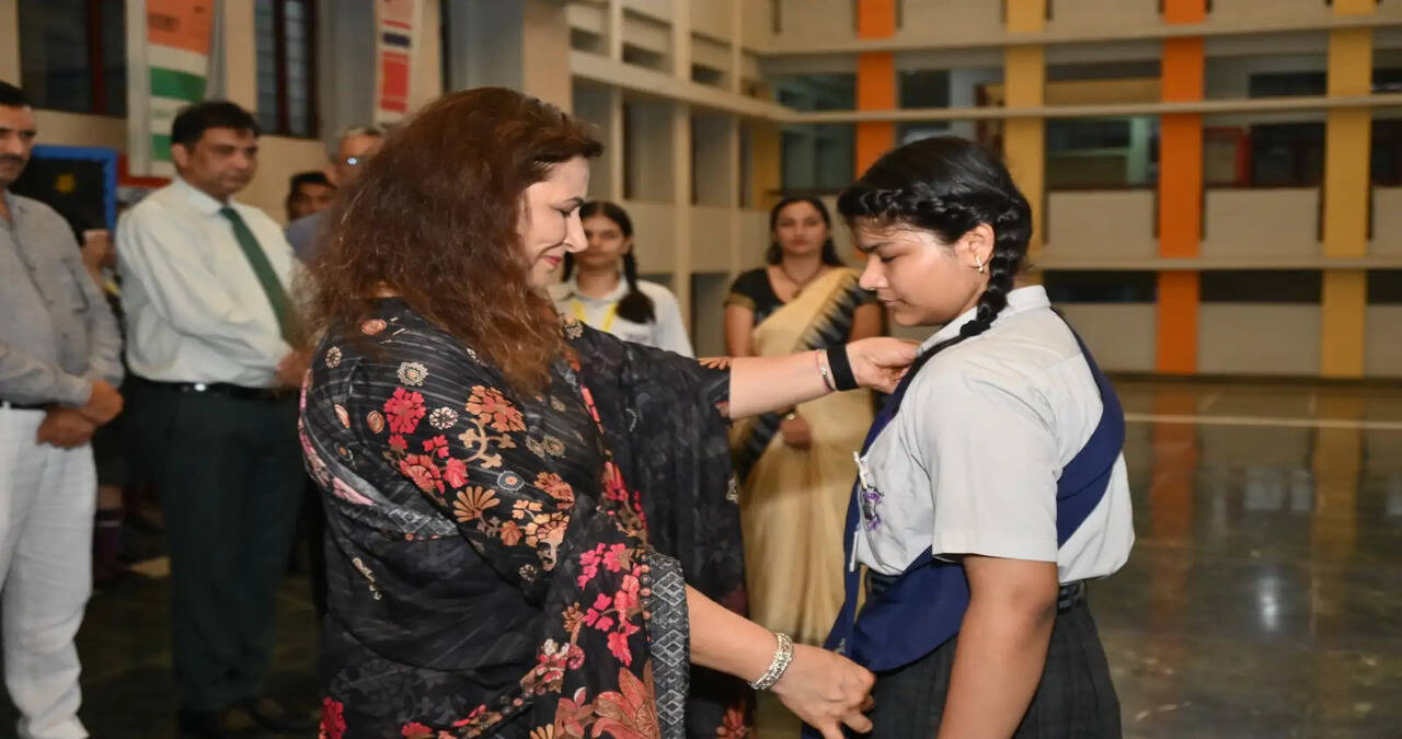 इंडस पब्लिक स्कूल रोहतक में अलंकरण समारोह में नवनिर्वाचित सदस्यों को पद व गरिमा की शपथ दिलाई