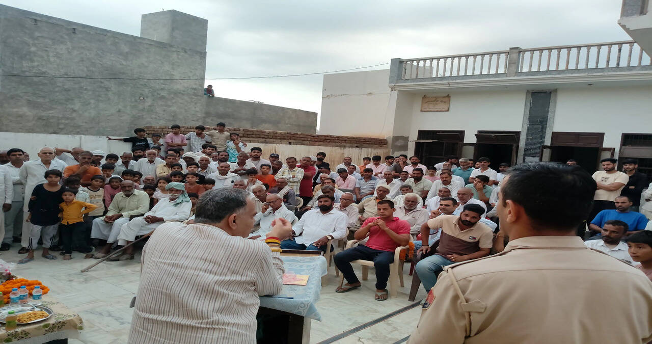 &nbsp;हांसी के कुतुबपुर में ग्रामीणों ने बताईं अपनी समस्याएं, विधायक भयाना ने जल्द समाधान का दिया भरोसा