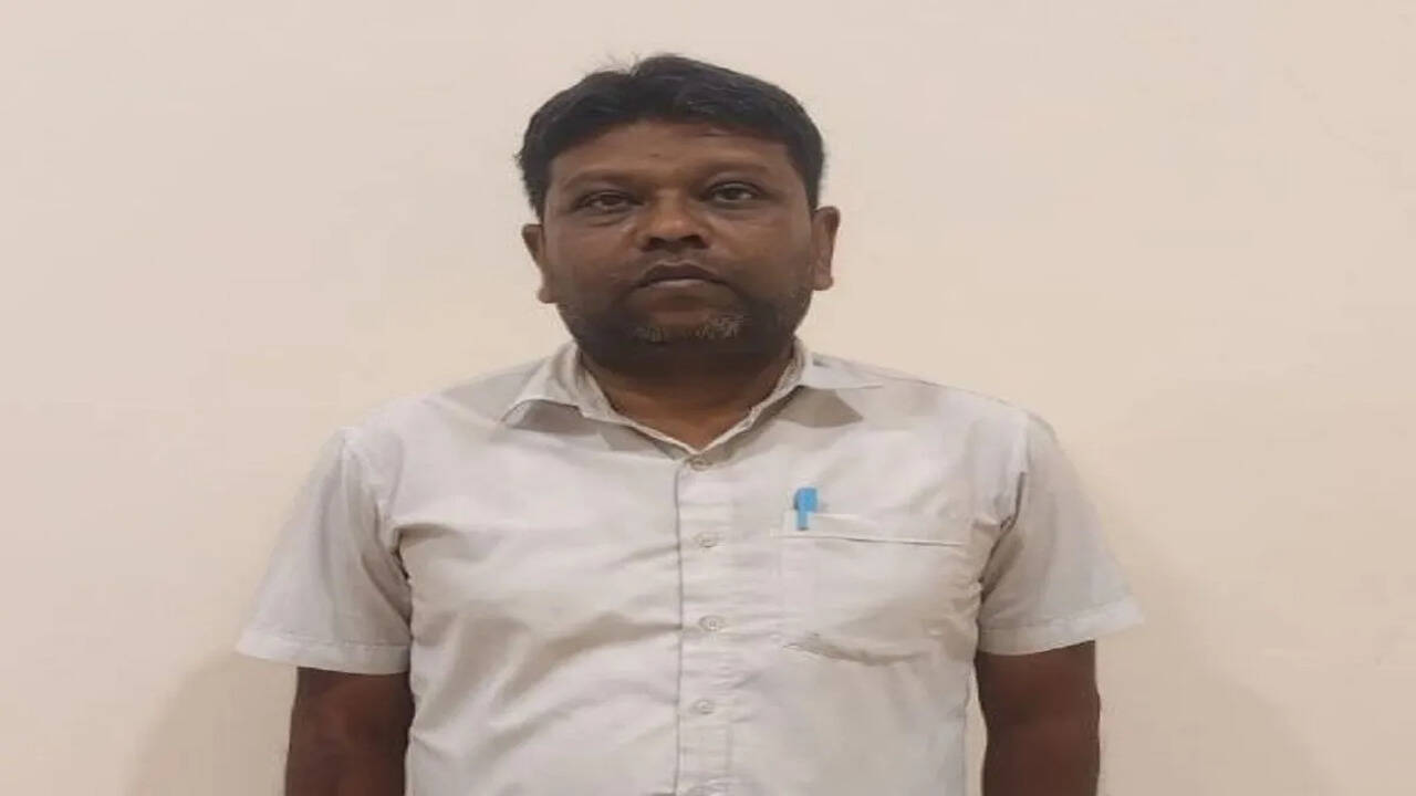 &nbsp; ACB Arrest: महज 100 रुपये की रिश्वत लेते&nbsp;चीफ कमर्शियल क्लर्क गिरफ्तार, अवैध रुप से वसूल रहा था पैसा