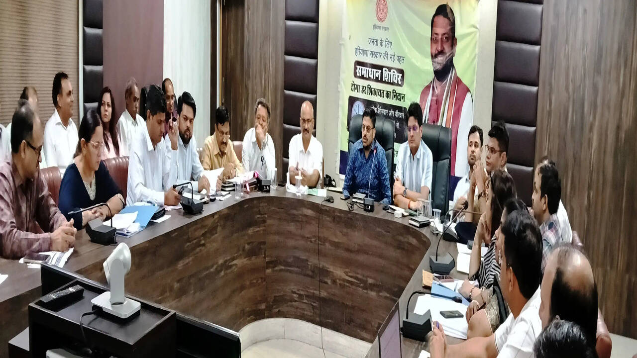 सीएम विंडो शिकायतों के निस्तारण में अधिकारी समयबद्धता के साथ गुणवत्ता भी सुनिश्चित करें: एडीसी