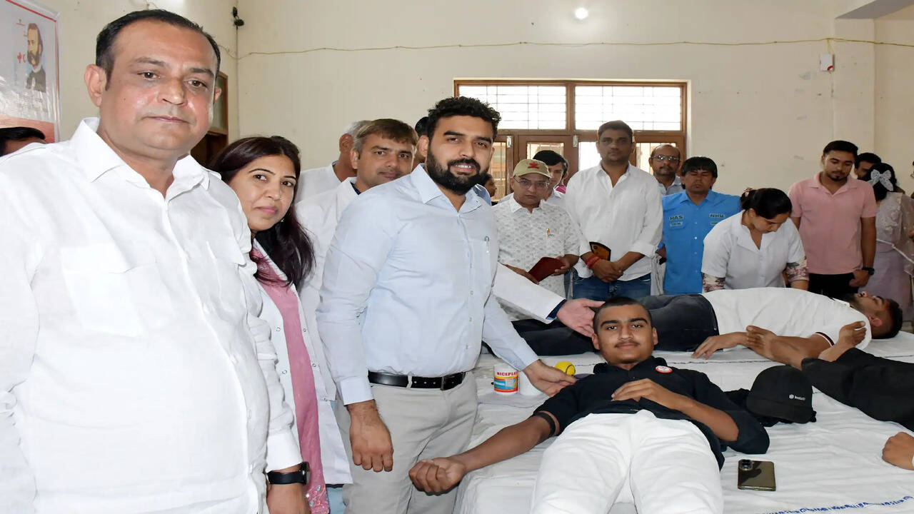 विश्व रेडक्रॉस दिवस पर रेडक्रॉस कॉम्प्लेक्स में &nbsp;रक्तदान शिविर आयोजित