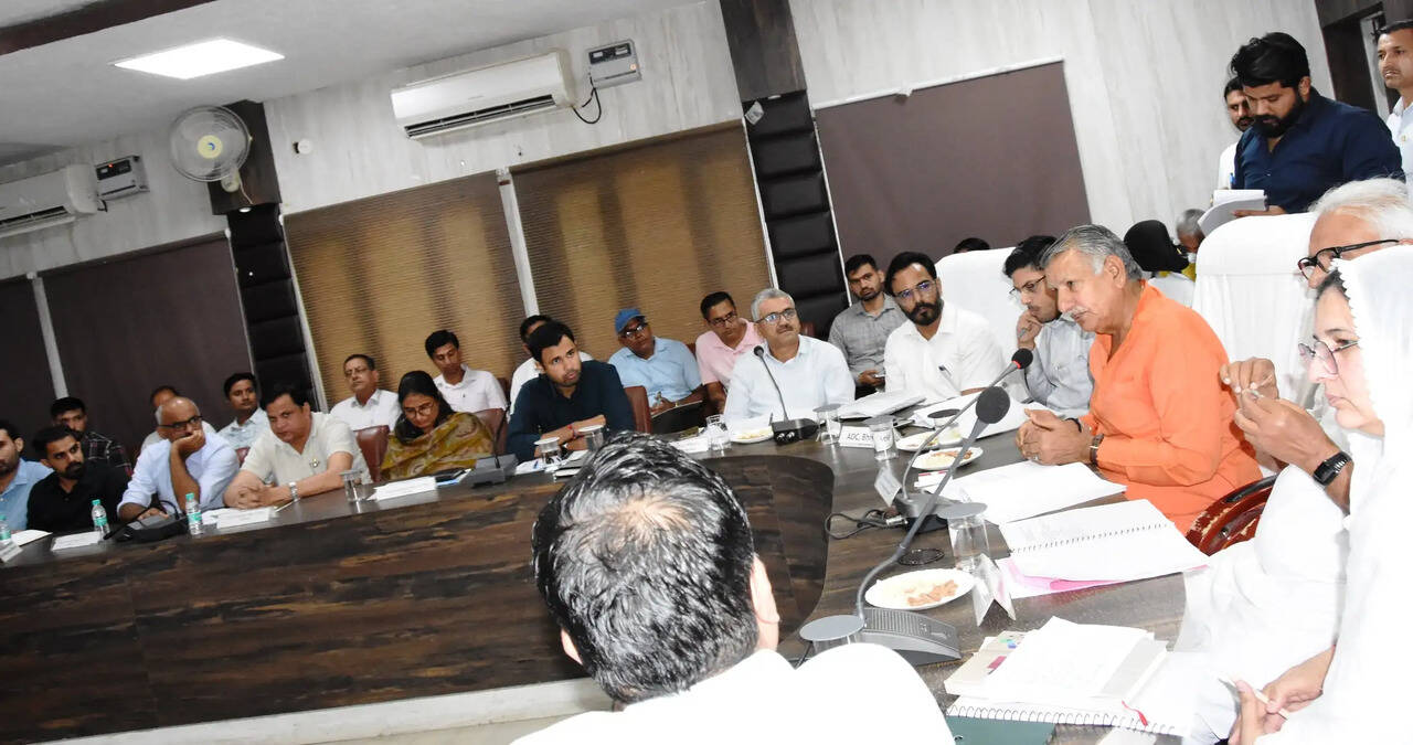 प्राकृतिक खेती के लिए किसानों को जागरूक कर निर्धारित टारगेट हासिल किया जाए: धर्मबीर सिंह