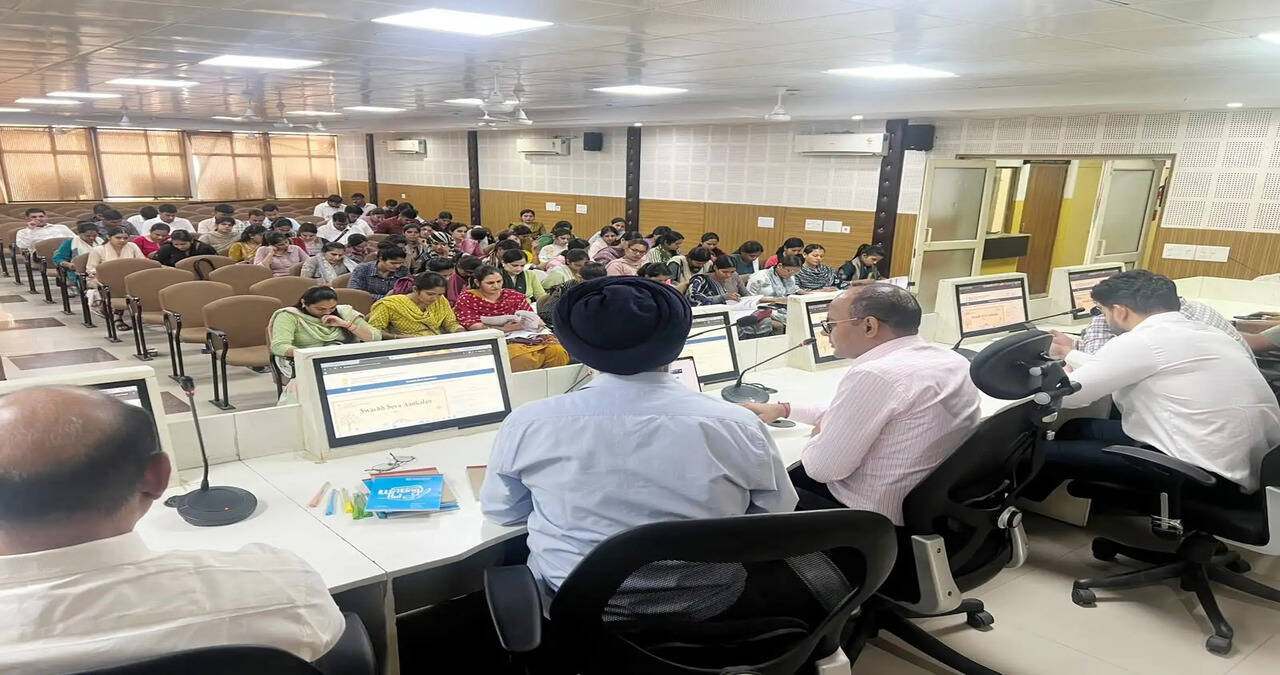 पंचायत घरों, स्कूलों, आंगनवाड़ी केंद्रों और स्वास्थ्य संस्थानों में सभी बुनियादी सुविधाएं सुनिश्चित करने के निर्देश