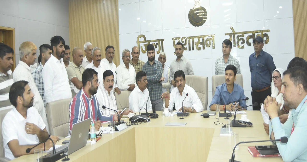 &nbsp;अधिकारी नागरिकों की हर शिकायत का सकारात्मक दृष्टिकोण के साथ करें निपटारा:- उपायुक्त सतबीर सिंह