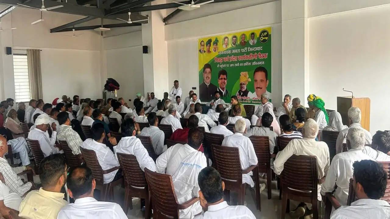 हरियाणा के किसान मंडियों में परेशान और सीएम नायब पंजाब में व्यस्त &ndash; दुष्यंत चौटाला