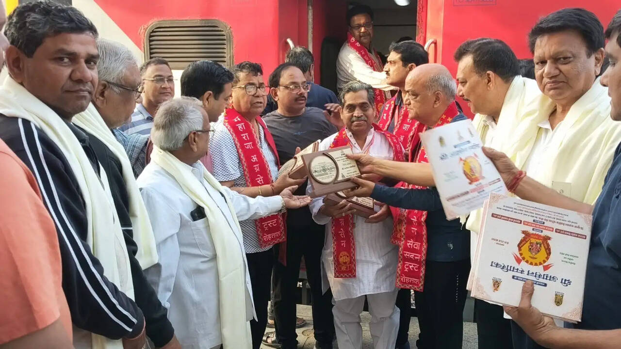 महाराजा अग्रसेन सेवा सदन ट्रस्ट के पदाधिकारी ने लखनऊ अग्रवाल समाज का रोहतक रेलवे स्टेशन पर किया सम्मान