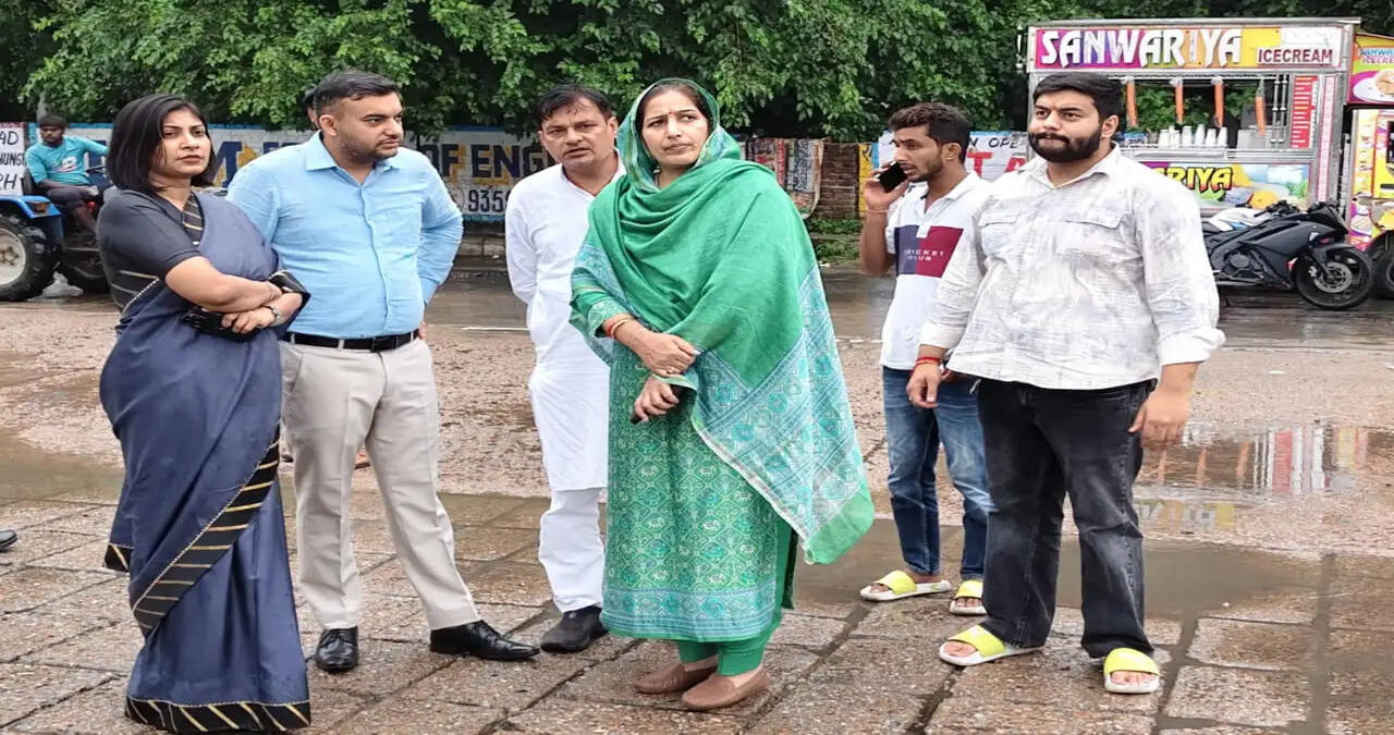 *बारिश के बीच जलनिकासी व्यवस्था का जायजा लेने बहादुरगढ़ पहुंचीं डीसी वर्षा खांगवाल*&nbsp;