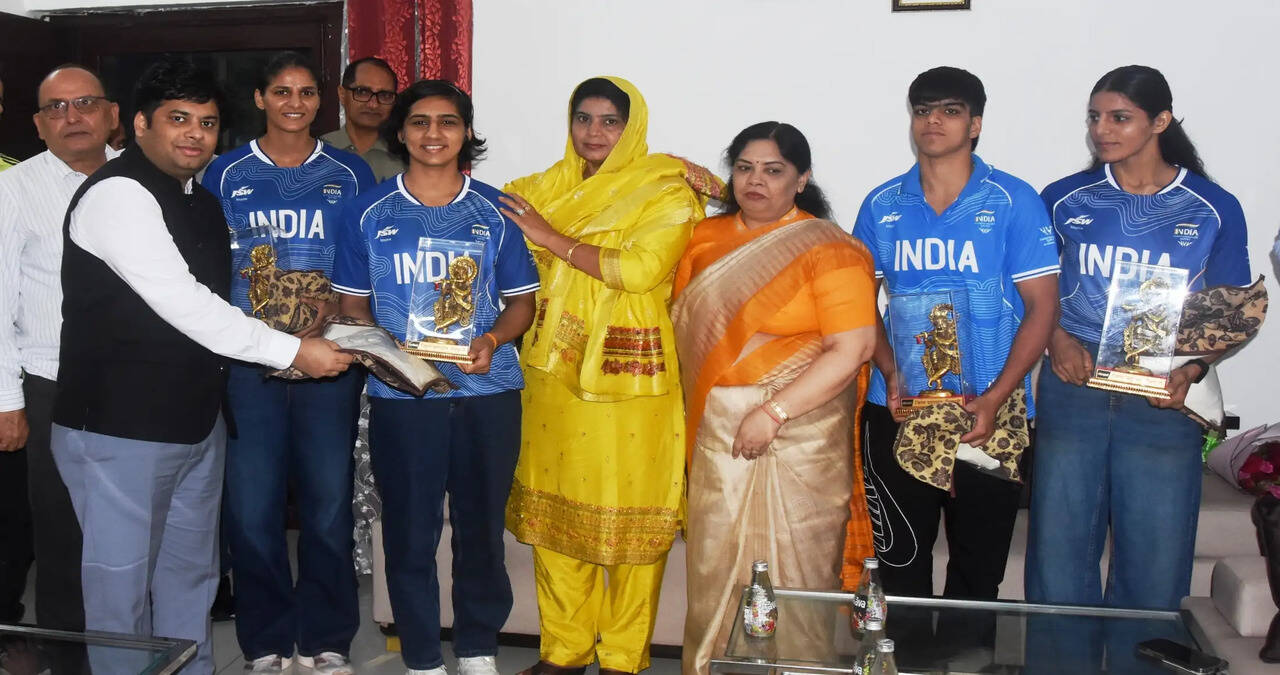 कॉम्रवेल्थ खेलों में पदक विजेता खिलाडिय़ों की डीसी साहिल गुप्ता ने अपनी निवास पर की मेजबानी