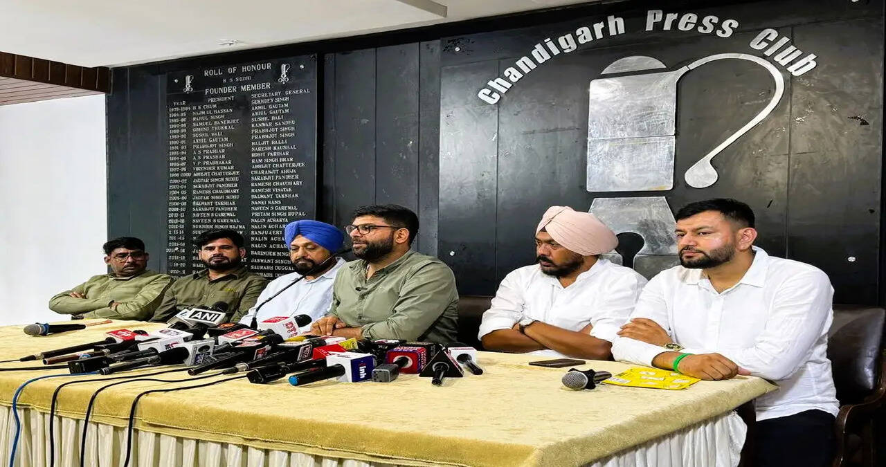 एचटेट परीक्षाओं की गड़बड़ियों को लेकर दिग्विजय चौटाला ने सीएम से पूछे कई गंभीर सवाल