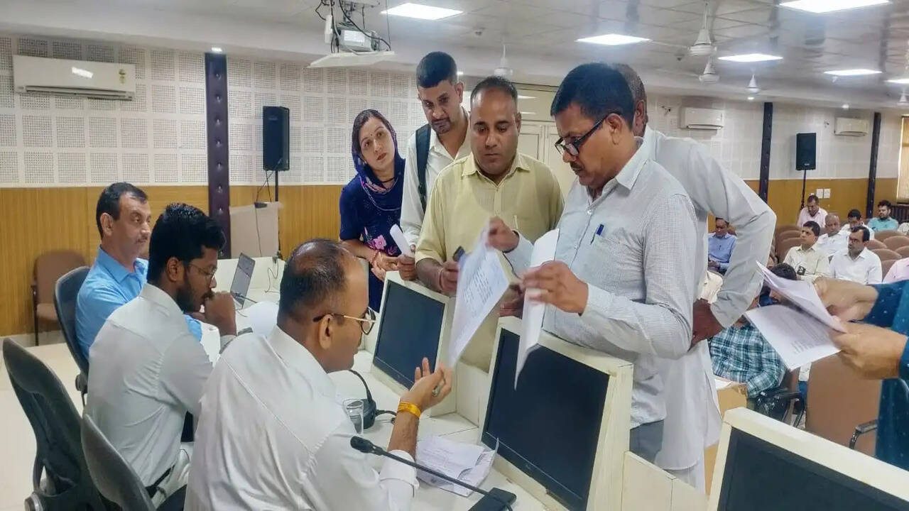 समाधान शिविर में प्रशासनिक अधिकारियों ने सुनी समस्याएं