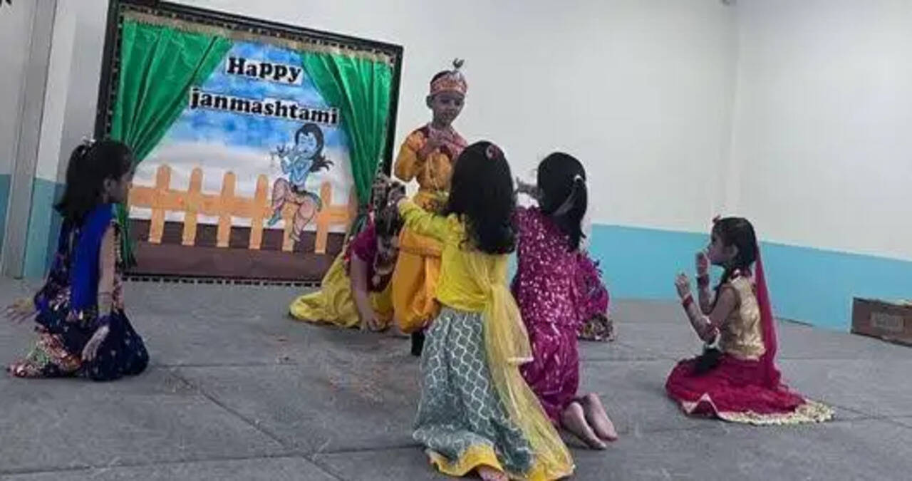 स्कूल को जन्माष्टमी पर फूलों और झूलों से सजाया