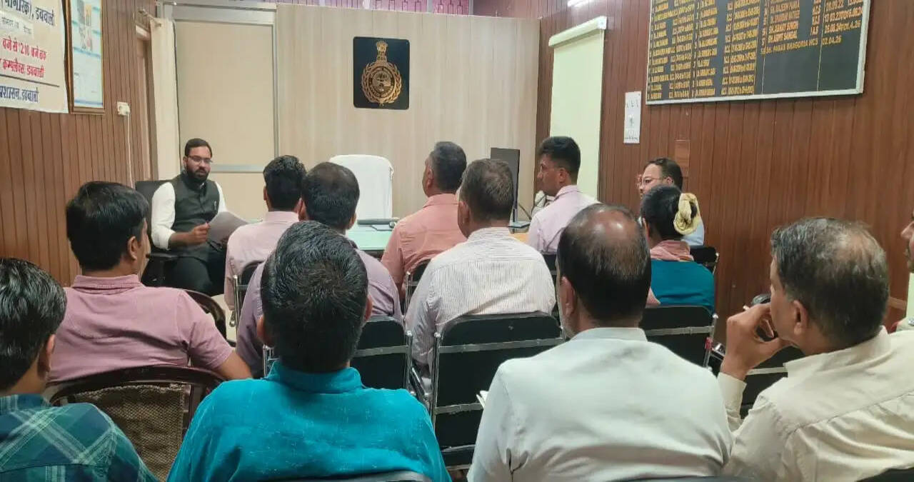 स्वतंत्रता दिवस समारोह की तैयारियों को लेकर तहसीलदार ने ली अधिकारियों की बैठक