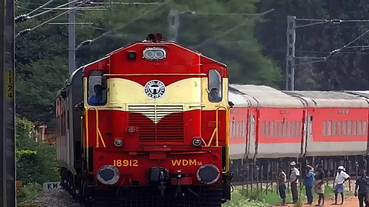 Train Time Table: रेलवे द्वारा आगामी त्यौहारों पर अतिरिक्त यात्री यातायात को ध्यान में रखते हुए यात्रियों की सुविधा हेतु भिवानी-अजमेर-भिवानी अनारक्षित स्पेशल , उदयपुर सिटी-दिल्ली सराय-उदयपुर सिटी, हिसार-सोगरिया(कोटा)-हिसार व मैसूरू-जयपुर-मैसूरू स्पेशल रेलसेवाओं का संचालन किया जा रहा है।&nbsp;