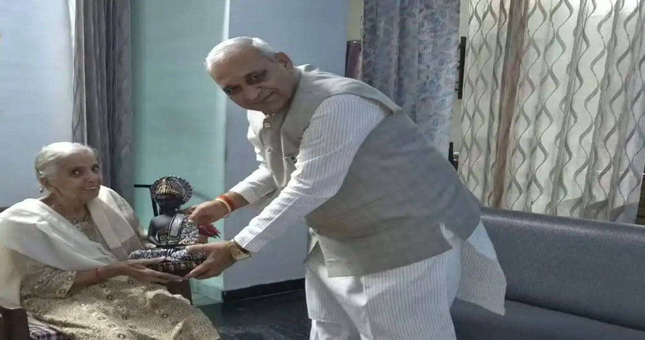 शिक्षक दिवस पर गुरु के चरणों में पहुंचे मंत्री रणबीर गंगवा, शिक्षिका कृष्णा शर्मा का लिया आशीर्वाद