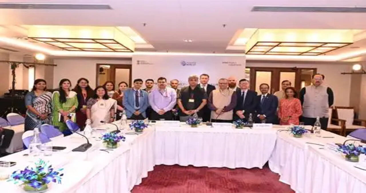 राष्ट्रीय इलेक्ट्रॉनिकी और सूचना प्रौद्योगिकी संस्थान एवं इंटेल इंडिया ने राष्ट्रीय नेतृत्व संवाद का आयोजन किया