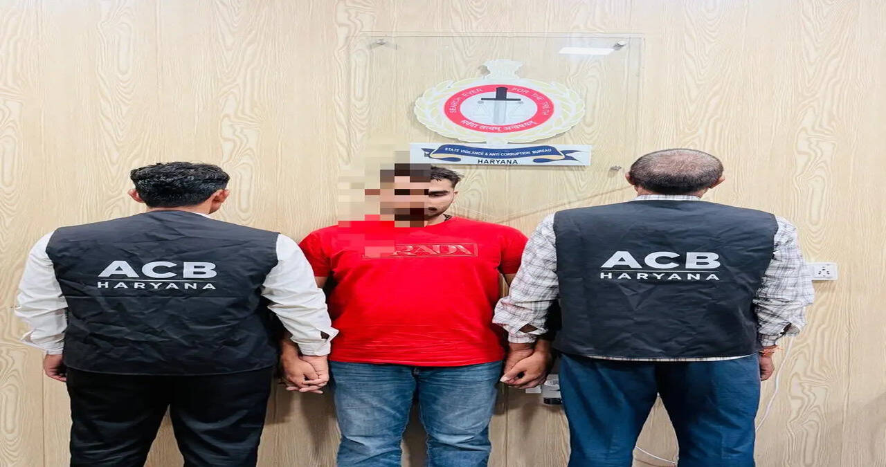 &nbsp;एसीबी की कार्रवाई: 2 हजार रुपये की रिश्वत लेते पुलिस कांस्टेबल रंगे हाथ गिरफ्तार