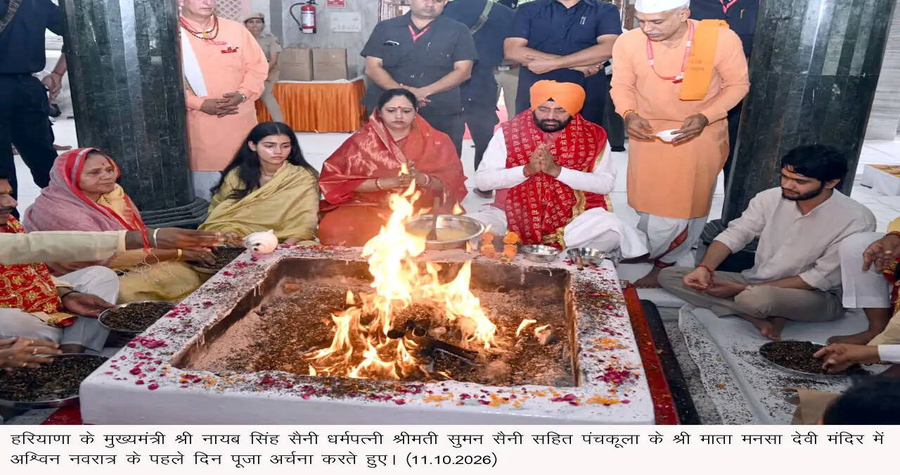 हरियाणा के मुख्यमंत्री श्री नायब सिंह सैनी माता मनसा देवी मंदिर पंरिसर में आयोजित रक्त दान शिविर में रक्तदाताओं को बैज लगाते हुए। साथ में है मुख्यमंत्री की धर्मपत्नी श्रीमती सुमन सैनी। 