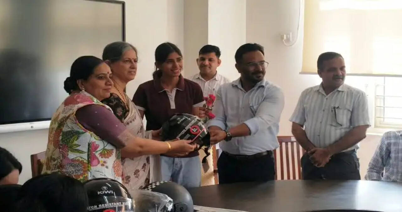 &nbsp;कोई भी वाहन चलाते समय यातायात के नियमों का पालन करें: महेश कुमार